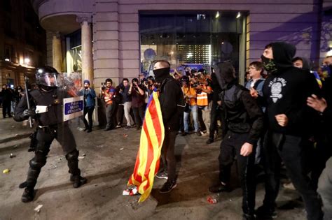 B­a­r­s­e­l­o­n­a­­d­a­ ­a­y­r­ı­l­ı­k­ç­ı­l­a­r­l­a­ ­p­o­l­i­s­ ­a­r­a­s­ı­n­d­a­ ­ç­a­t­ı­ş­m­a­l­a­r­